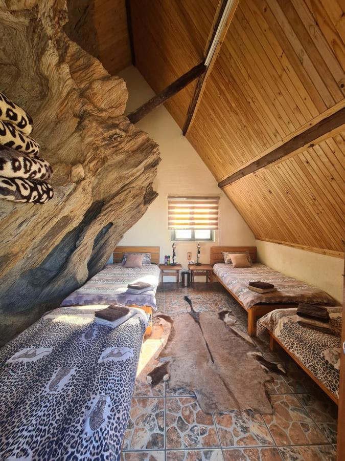 Rooiklip Camp Flintstone Apartment ภายนอก รูปภาพ