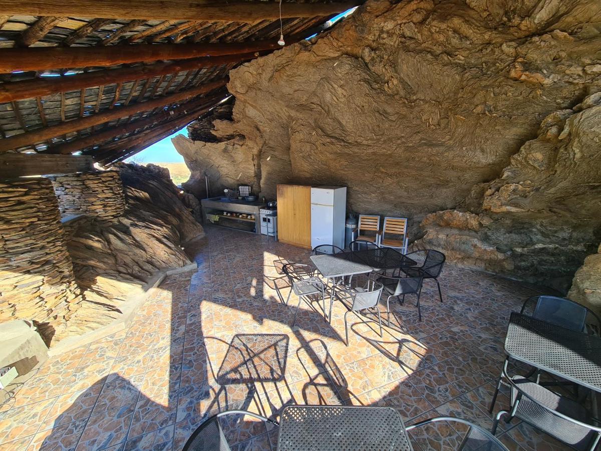Rooiklip Camp Flintstone Apartment ภายนอก รูปภาพ