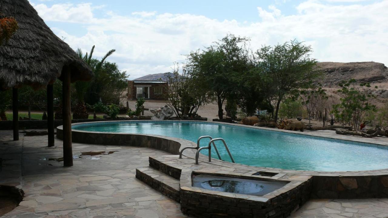 Rooiklip Camp Flintstone Apartment ภายนอก รูปภาพ