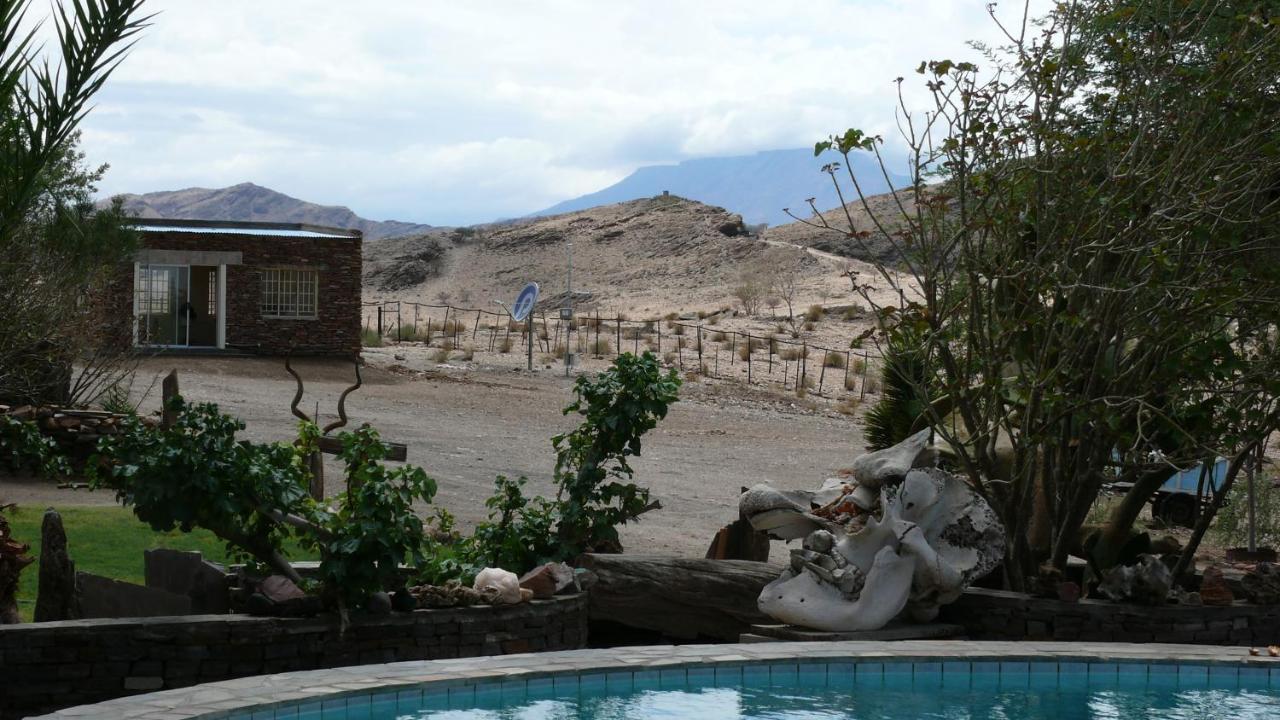 Rooiklip Camp Flintstone Apartment ภายนอก รูปภาพ