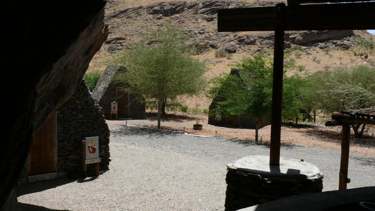 Rooiklip Camp Flintstone Apartment ภายนอก รูปภาพ