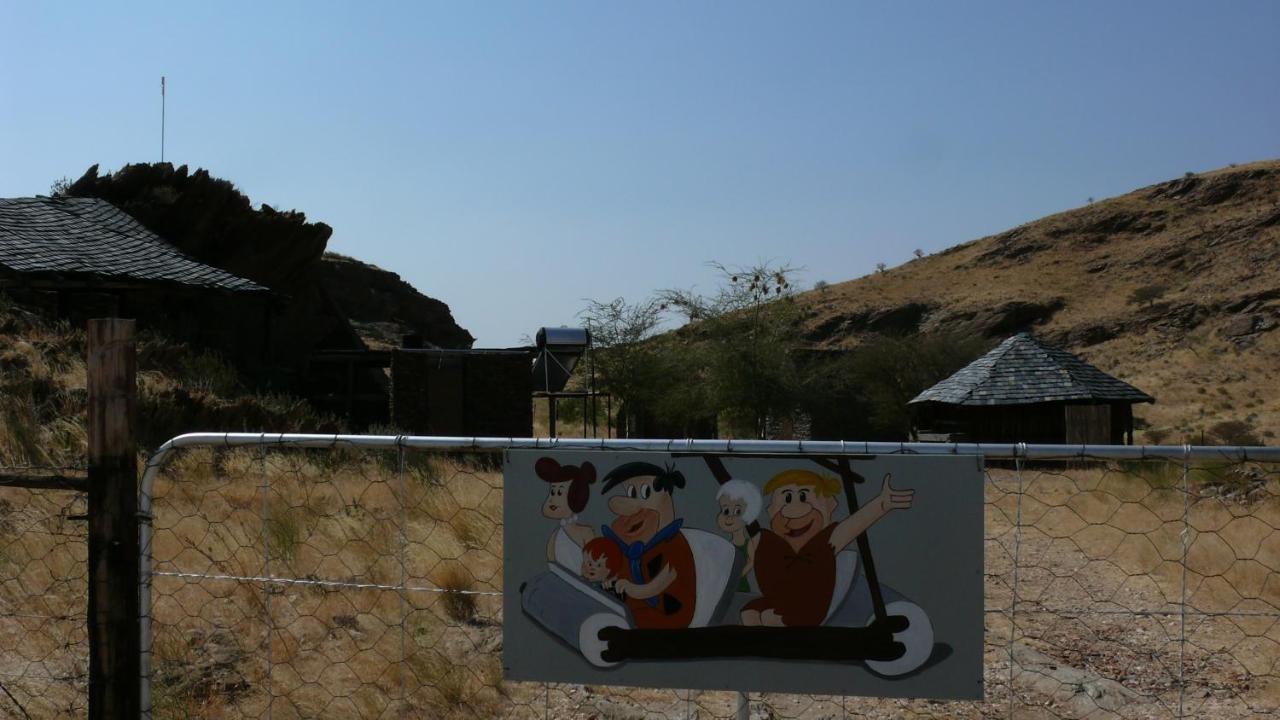 Rooiklip Camp Flintstone Apartment ภายนอก รูปภาพ
