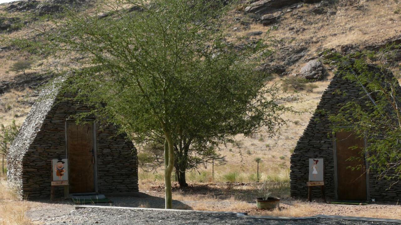 Rooiklip Camp Flintstone Apartment ภายนอก รูปภาพ