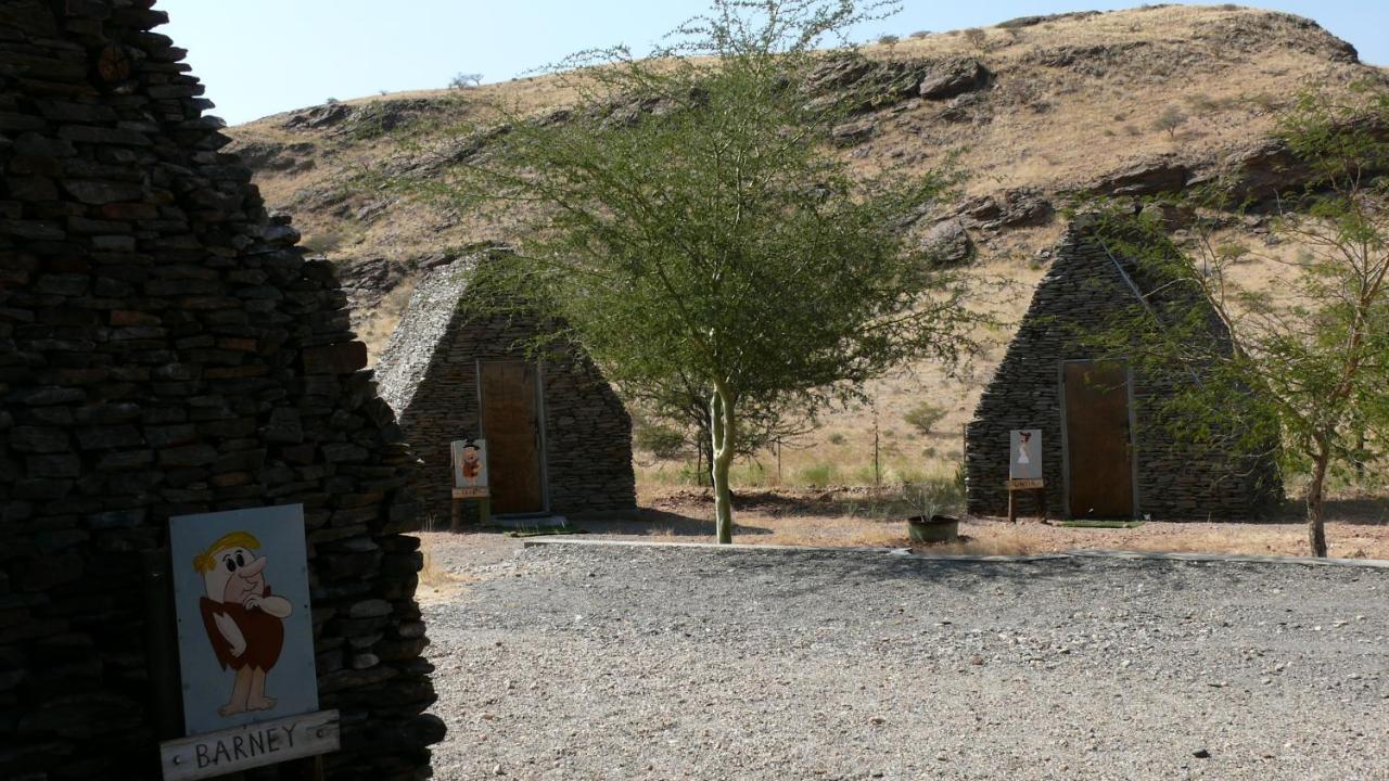 Rooiklip Camp Flintstone Apartment ภายนอก รูปภาพ