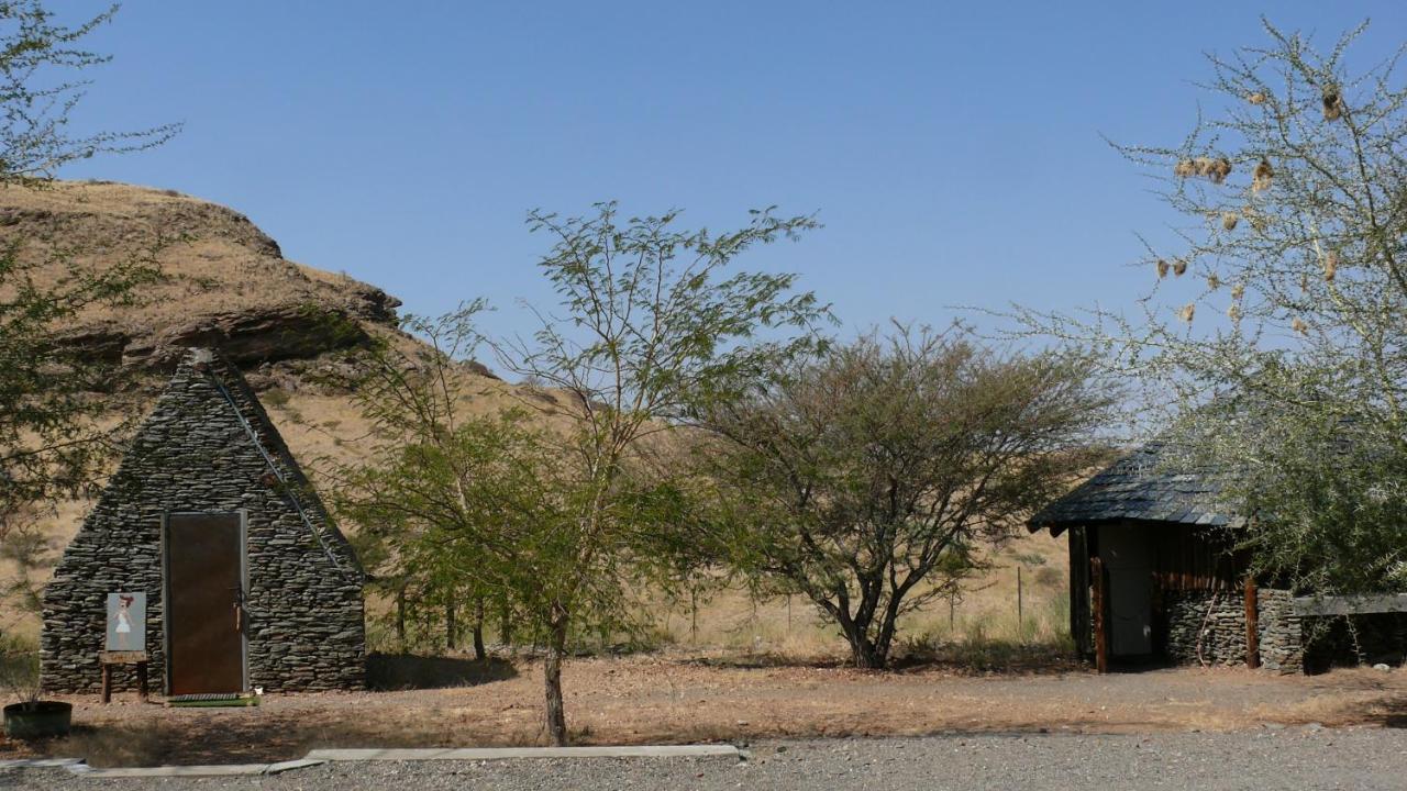 Rooiklip Camp Flintstone Apartment ภายนอก รูปภาพ