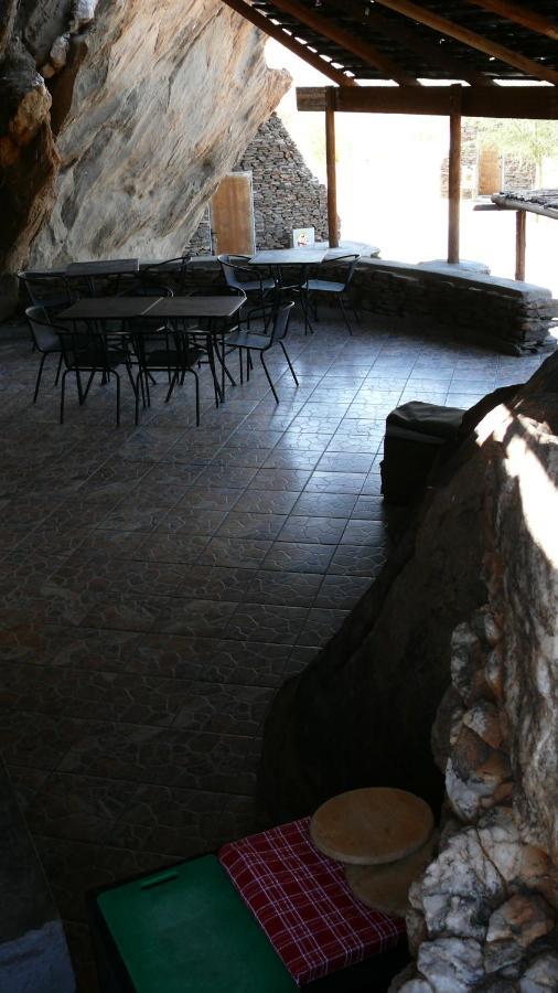 Rooiklip Camp Flintstone Apartment ภายนอก รูปภาพ
