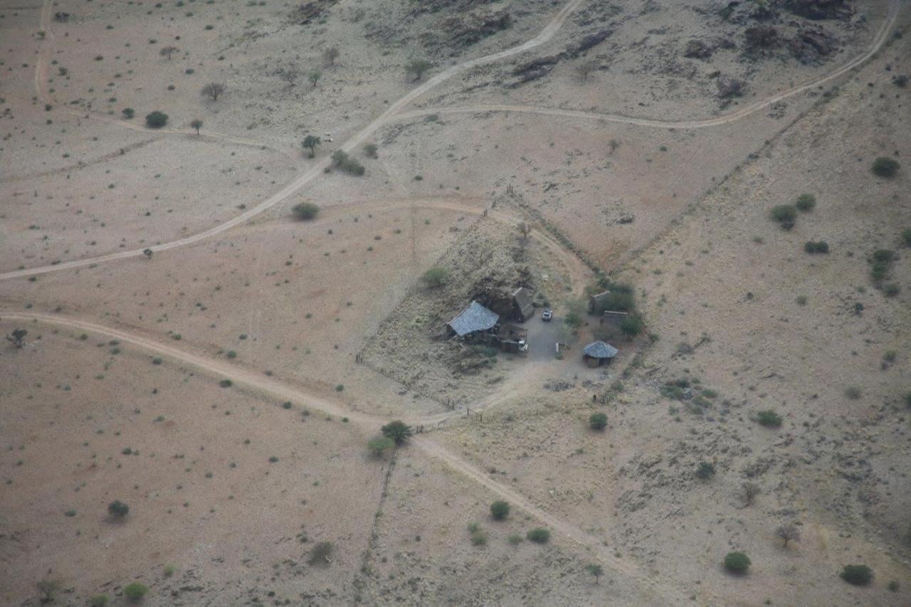 Rooiklip Camp Flintstone Apartment ภายนอก รูปภาพ